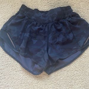lululemon camo hotty hot shorts